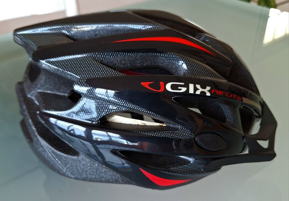 Capacete de ciclismo preto e vermelho