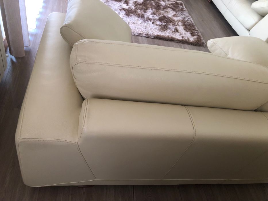 Sofá de 2 lugares, em pele
