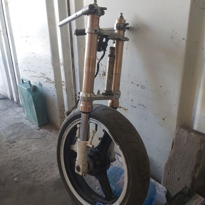 Вилка на kawasaki zxr 400: 350 $ - Амортизаторы передние Одесса на Olx