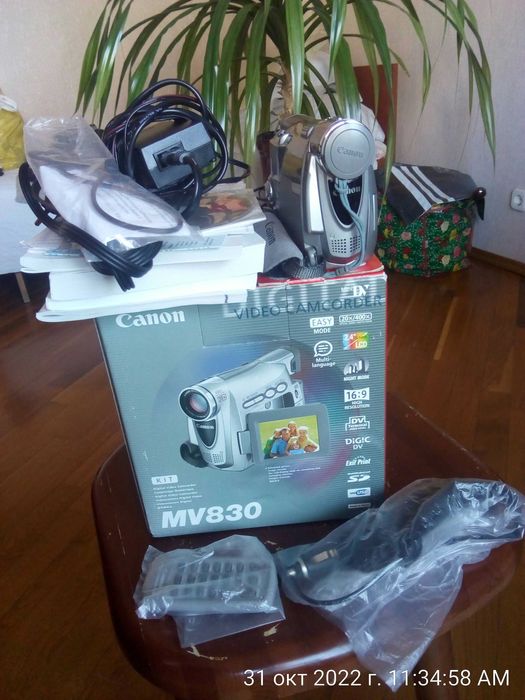 Видеокамера CANON MV 830