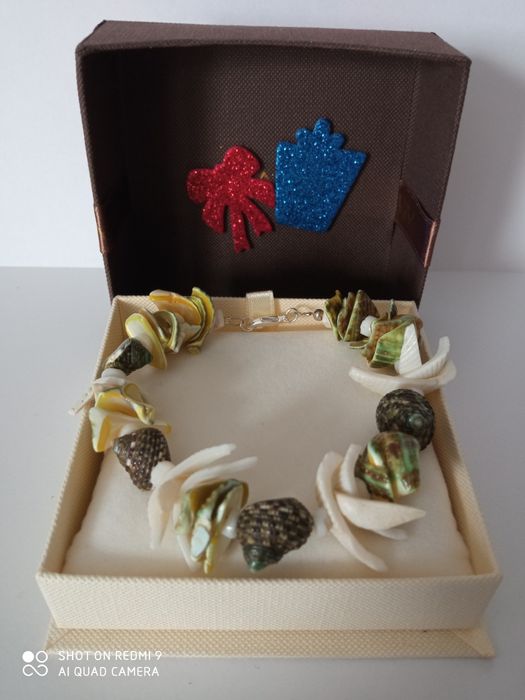 Bransoletka z masy perłowej oraz muszelek.