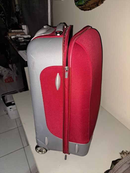 mala da United colors of Benetton  muito resistente  medi 63x41x23