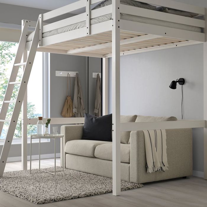 Cama alta IKEA usada, resistente e segura. Ideal para otimizar espaço, com escada e área livre embaixo. Ótima para quartos pequenos!