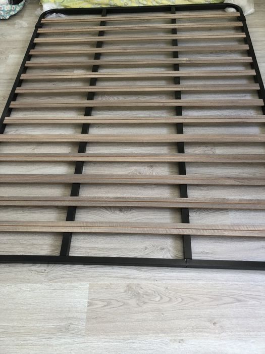 Cama de casal a preço de saldo