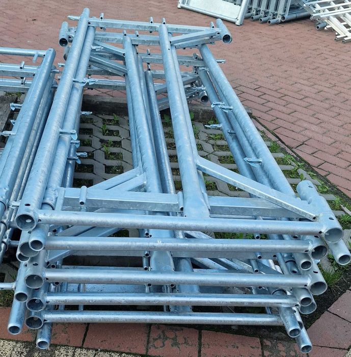 Rusztowanie elewacyjne Rama pionowa gzymsowa Plettac P70