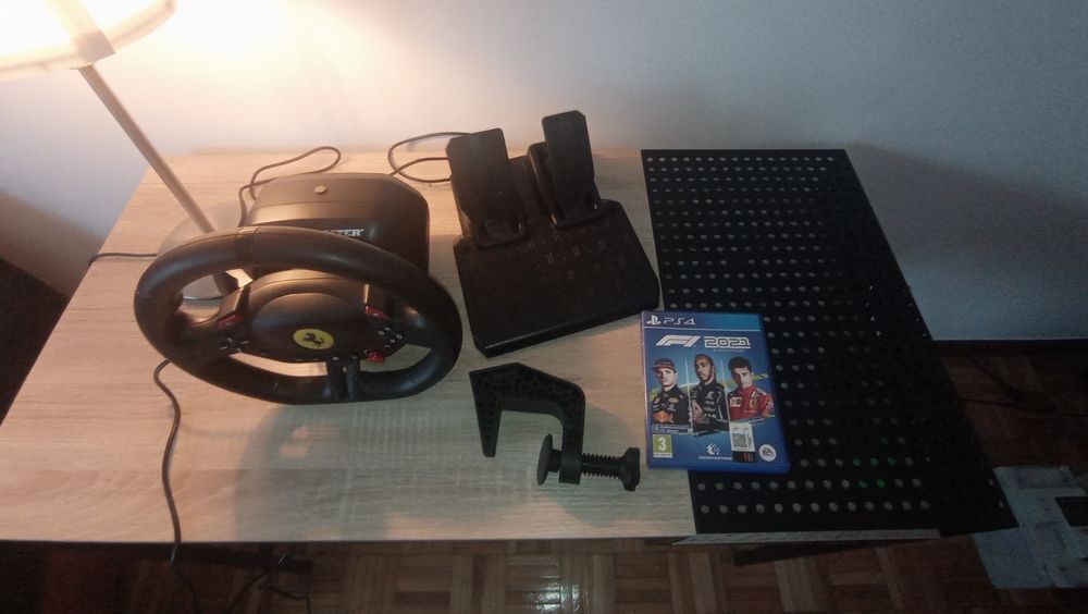 Volante Ferrari thrustmaster em perfeito estado e nunca usado