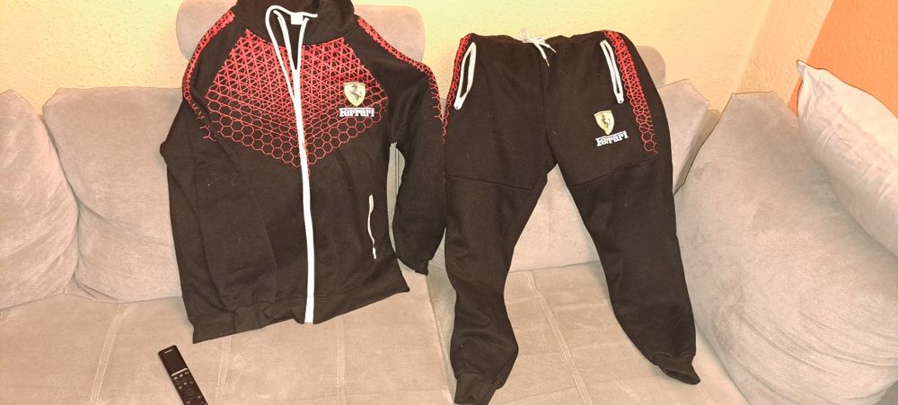Dres sportowy dwuczęściowy ze znaczkiem puma ferrari