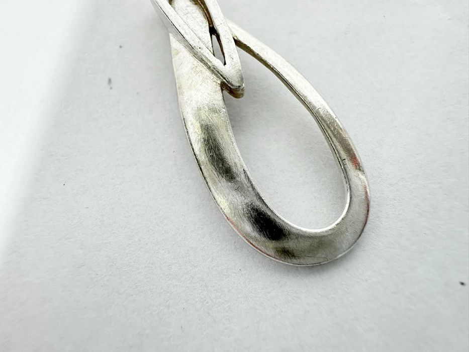 Ciekawa drobna damska zawieszka do łańcuszka ze srebra