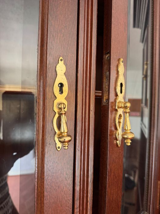 Estante em madeira massiça super bem conservada