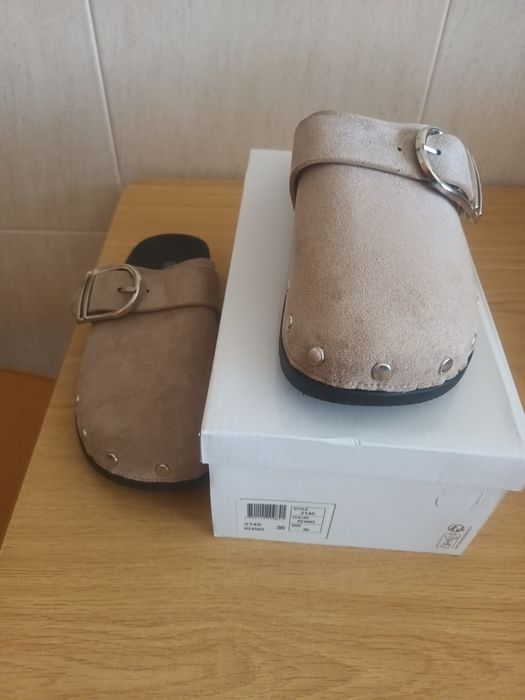 Chinelos com fivela e tachas beje