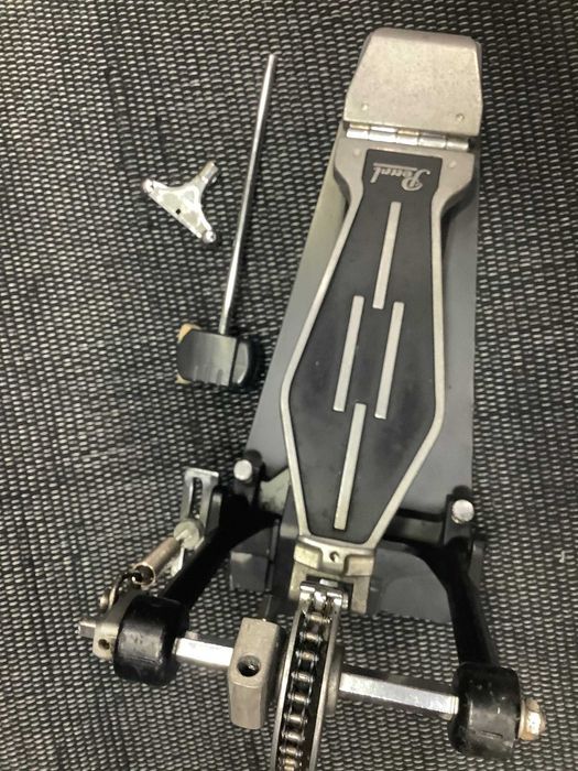 Pedal de bateria da marca Pearl.