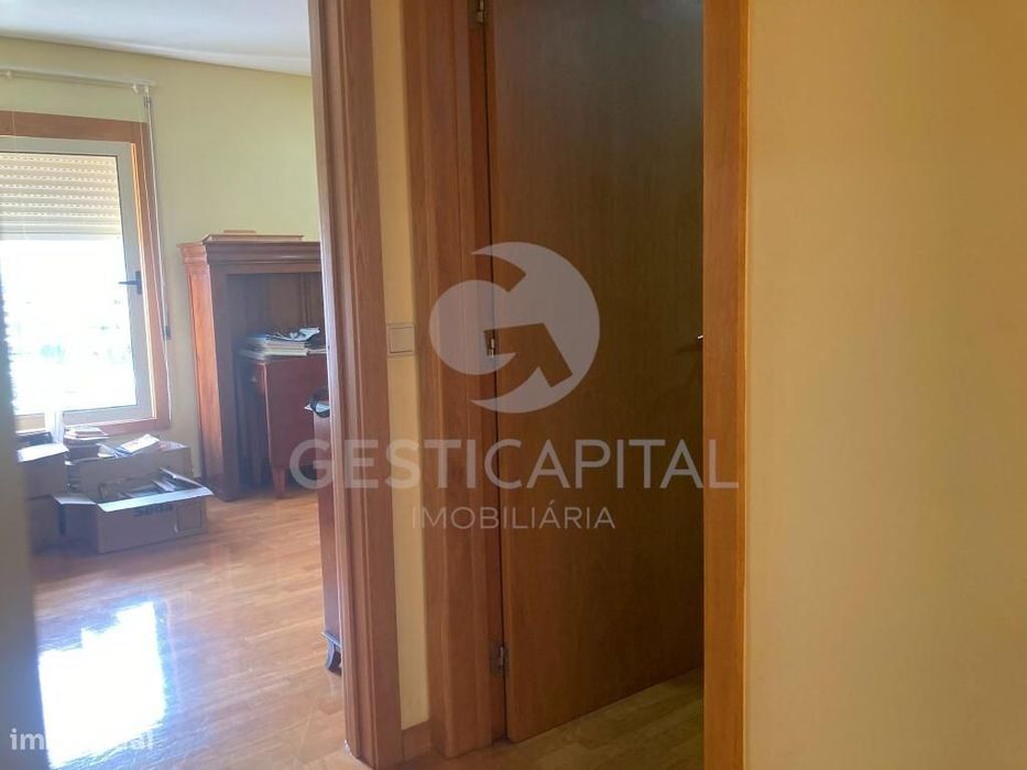 Apartamento T3 com Suite, 2 Varandas e Garagem para 2 Carros  em linha