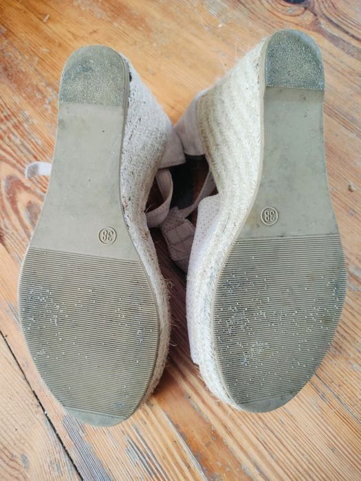 Beżowe buty na platformie