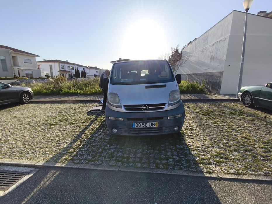 Opel Vivaro adaptada para deficientes com plataforma elevatória.