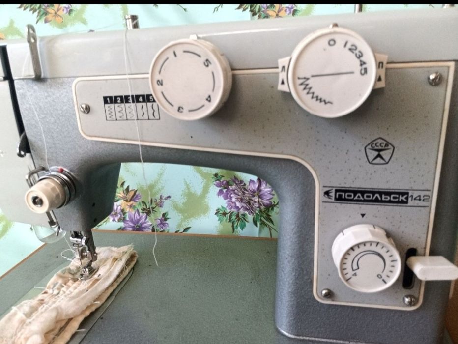 Продається швейна машинка у чемоданчику