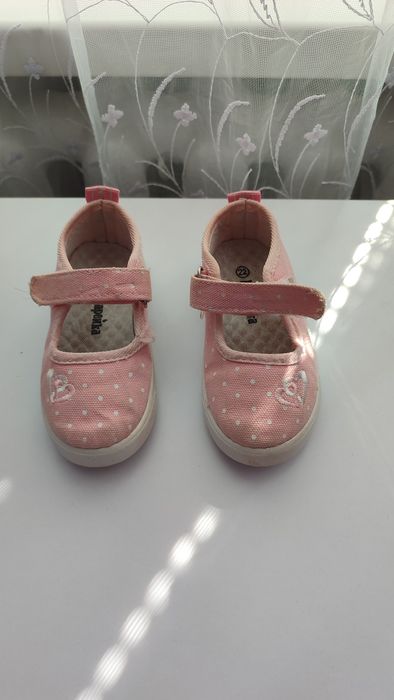 Макасіни, туфлі, кросівки, крокси для дівчинки