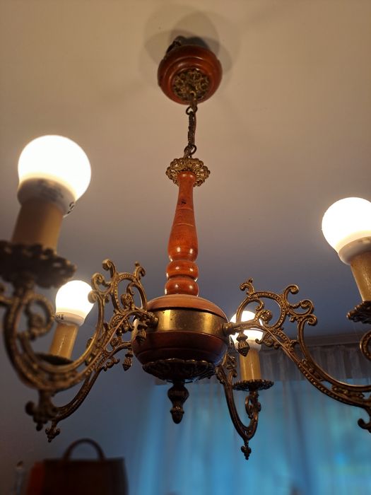 Piękny 4 ramienny żyrandol, mosiądz i drewno