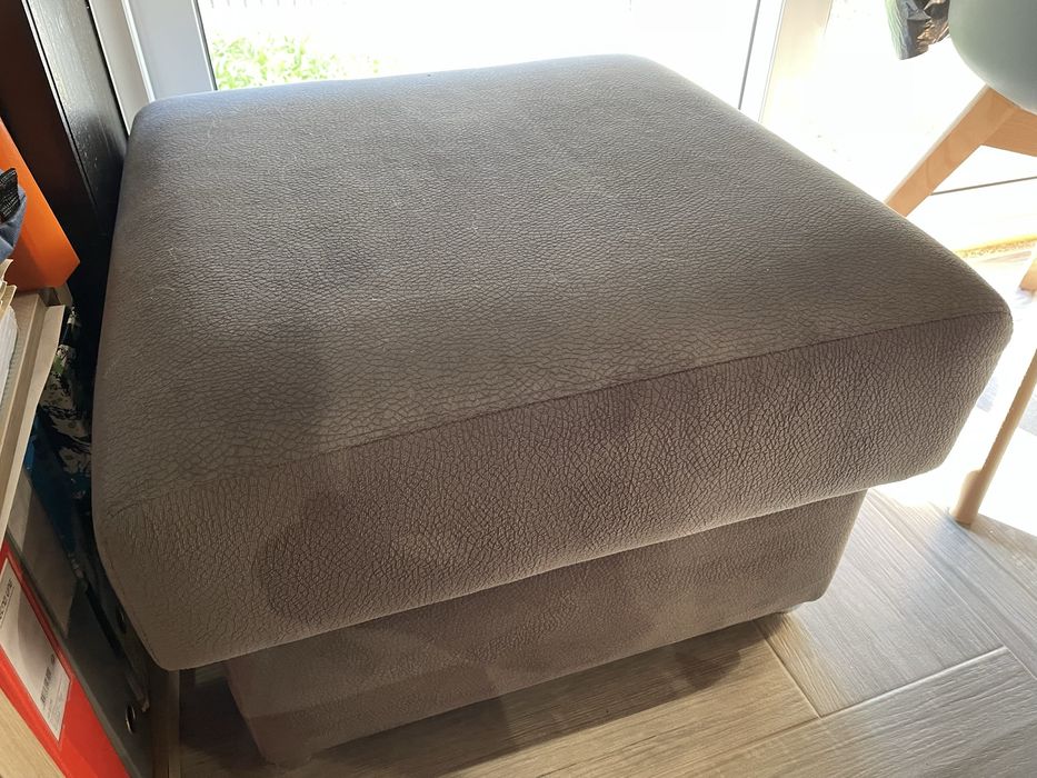 Sofá com Chaise Longue + Puff — 300 €
