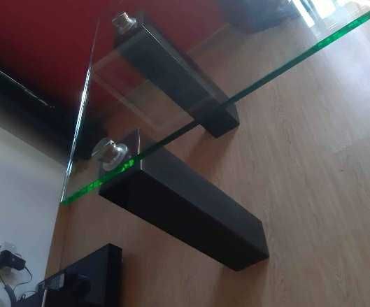 Mesa de jantar 1.60x 0.95 cm com pernas de mármore.