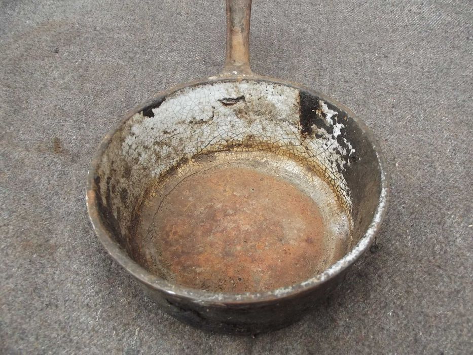 Stary rondelek żeliwny