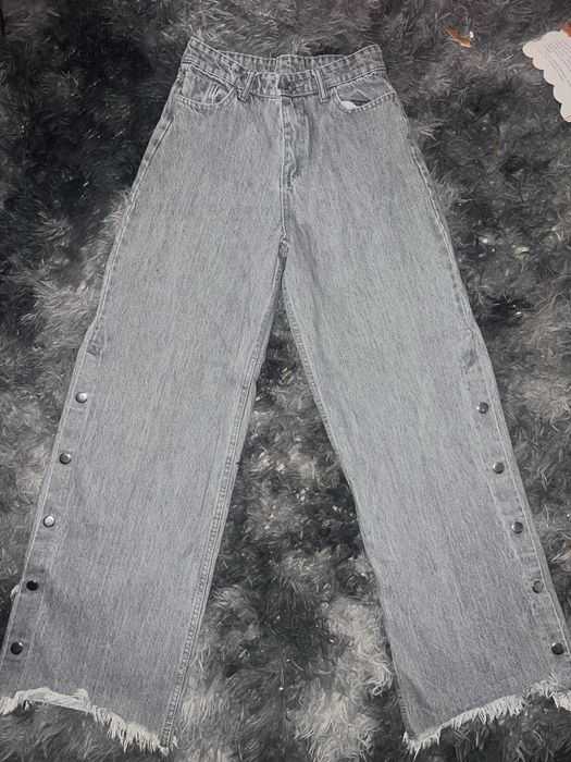 Серые джинсы с кнопками