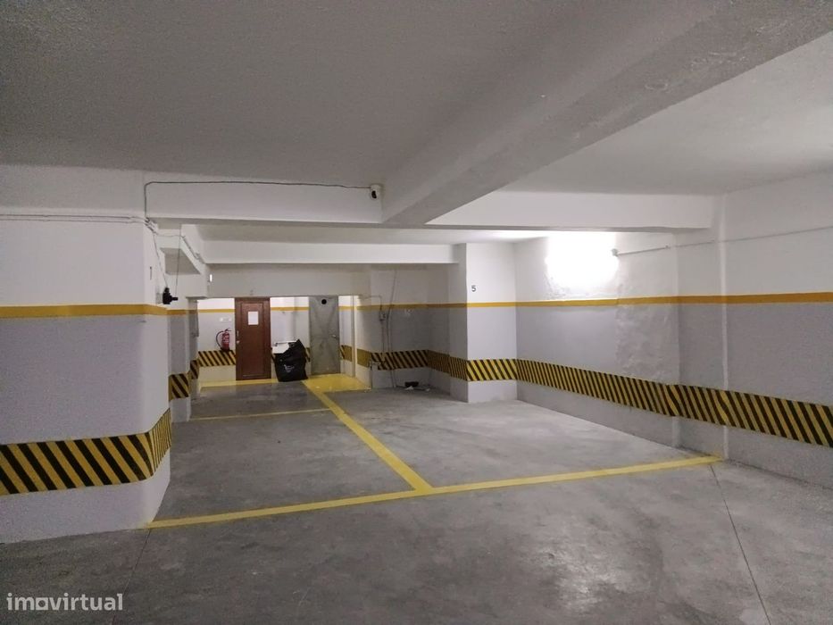 Garagem com 435 m² para 20 viaturas – Rua Duque de Palmela, Lisboa