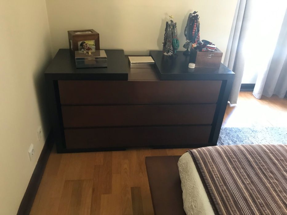 Mobilia de quarto de casal moderna como nova