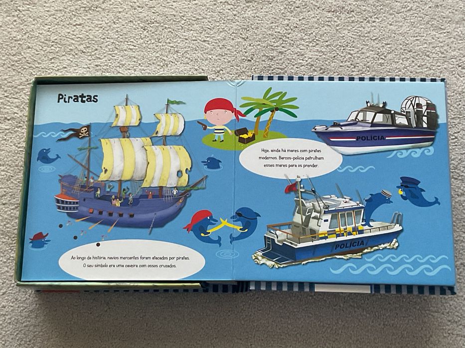 Livro infantil sobre um navio com o formato de um barco
