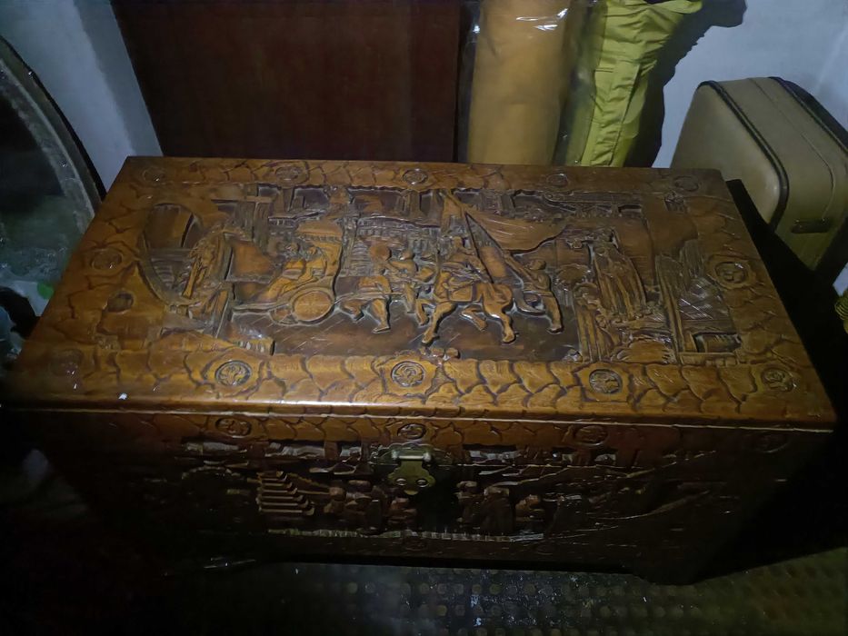 Arca trabalhada de madeira