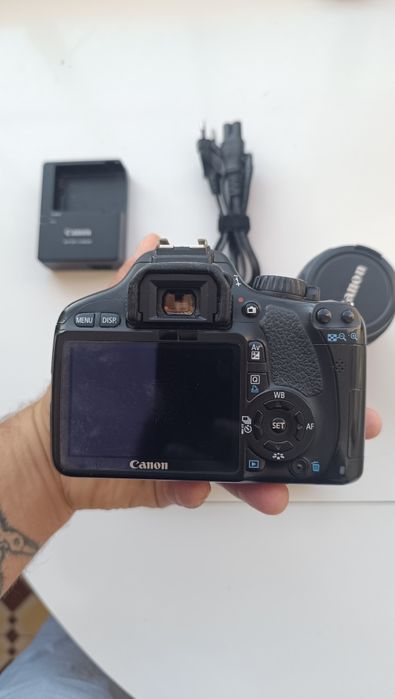 Máquina fotográfica Canon 550D com 5 baterias e lente a funcionar correctamente
