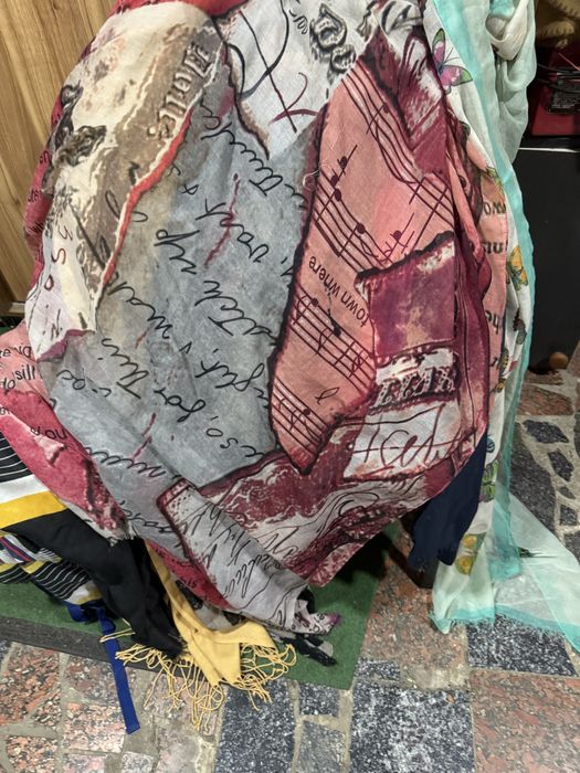 Парео, шарфи, хустинки, пляжні покривальця, б/у