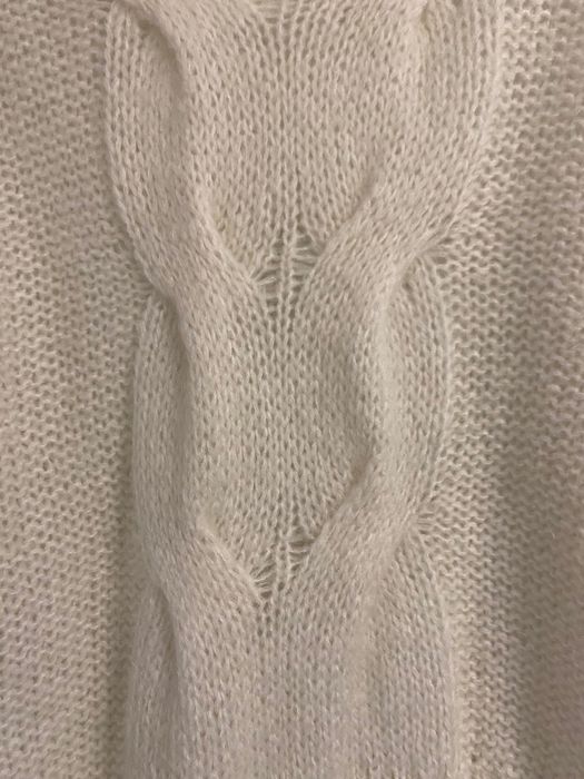 Світер з мохеру кольору айворі