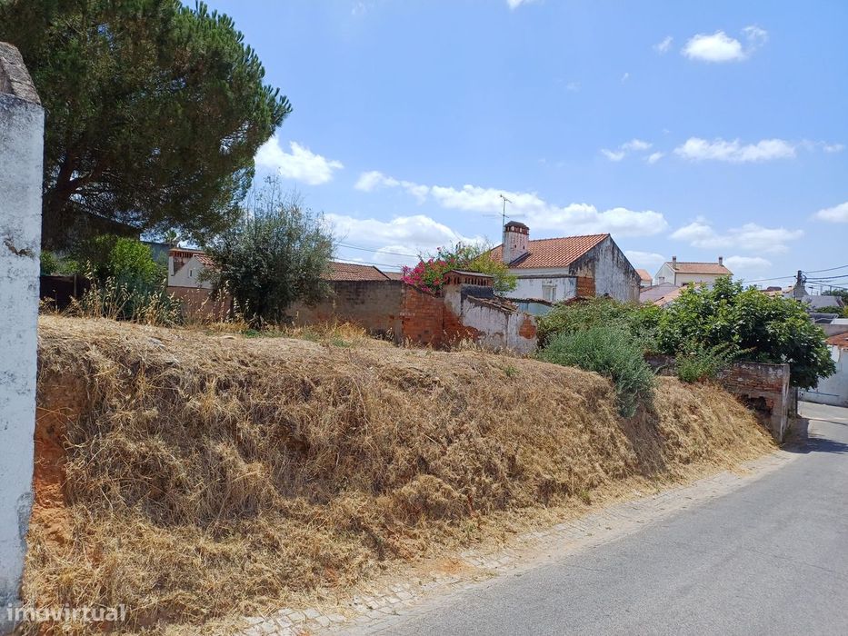 Moradia para remodelação em local soalheiro e sossegado