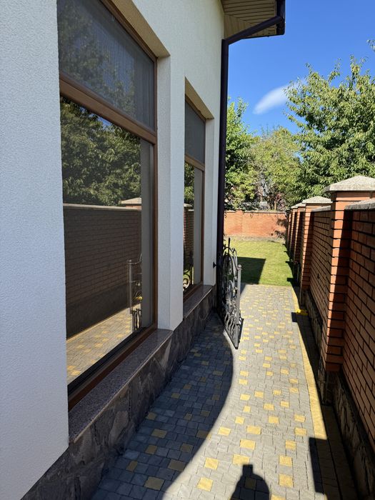 Сучасний будинок з закритим басейном