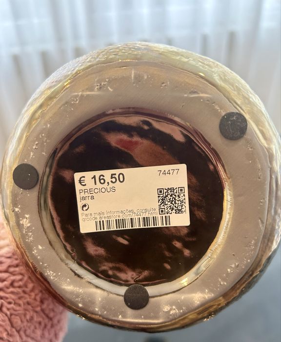 Jarra dourada + folhas decorativas