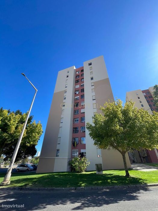 Apartamento T3 Remodelado com Excelentes Áreas, Varanda e Arrecadação — Corroios, Setúbal