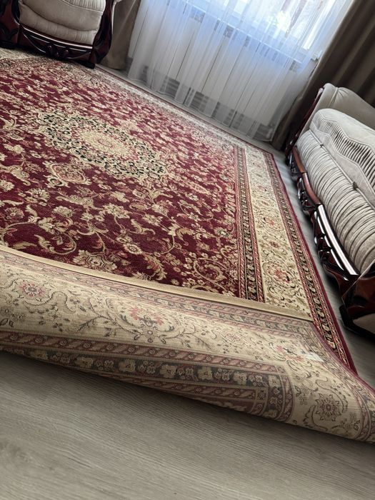 Килим відмінної якості 2 м-2,5м. Стан нового.