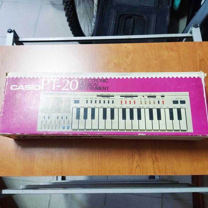 Casio PT-20 Eletronic Musical Instrument vintage a funcionar com caixa manual