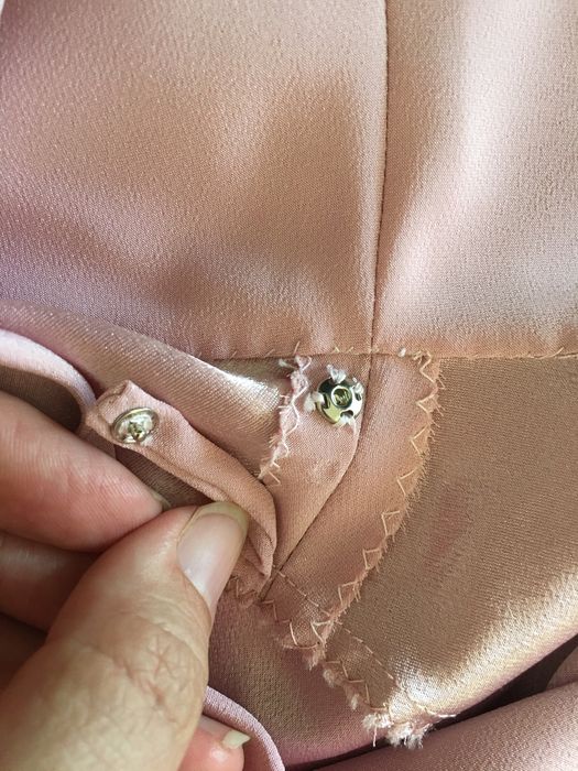 Blusa em tom de rosa, com tecido de ligeiro brilho