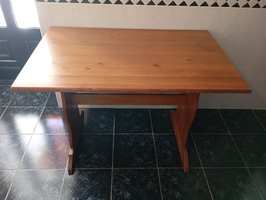 Mesa de madeira robustas