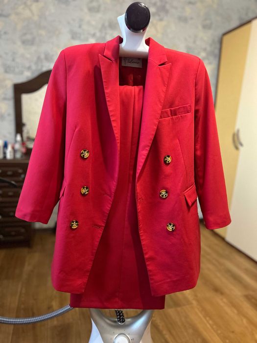 Класичний червоний костюм, у гарному стані