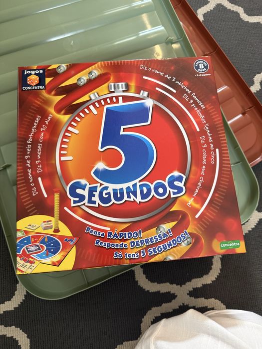 Caixa de jogos com 5 jogos diversos