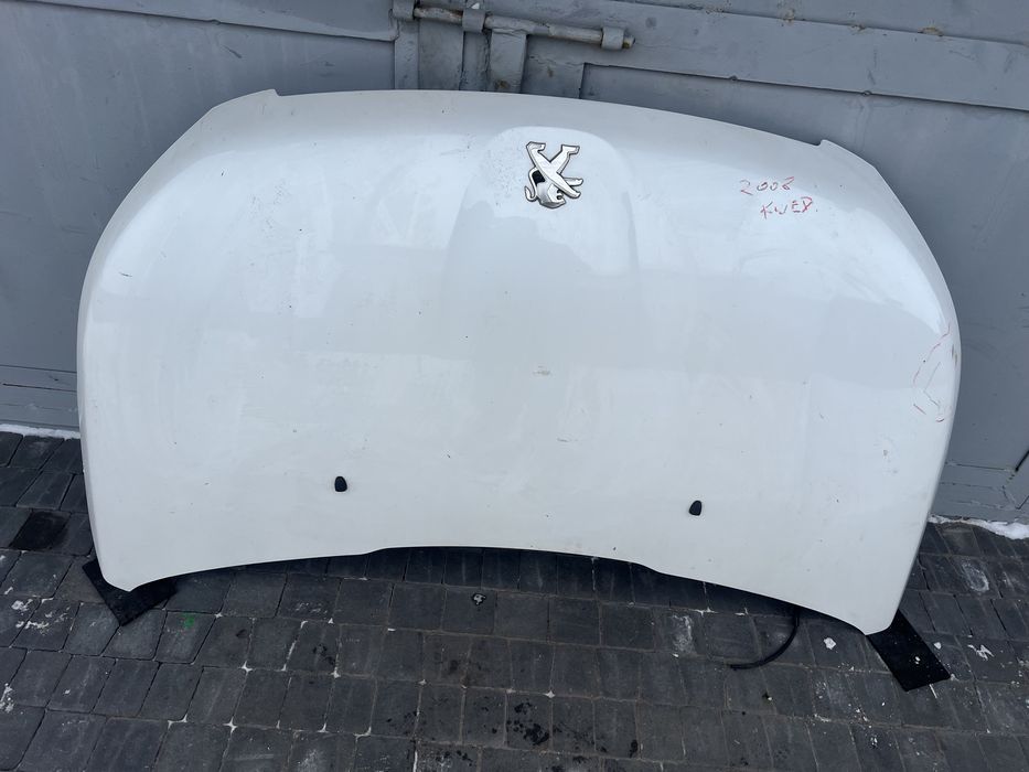 Peugeot 2008 капот.