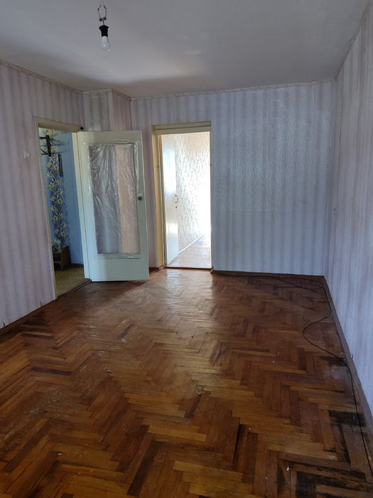 Продам 1/2 часть в  двухкомнатной кв. Ул.Рустави .Осипенковский р-н.