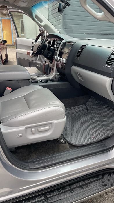 Toyota Sequoia 2012 год