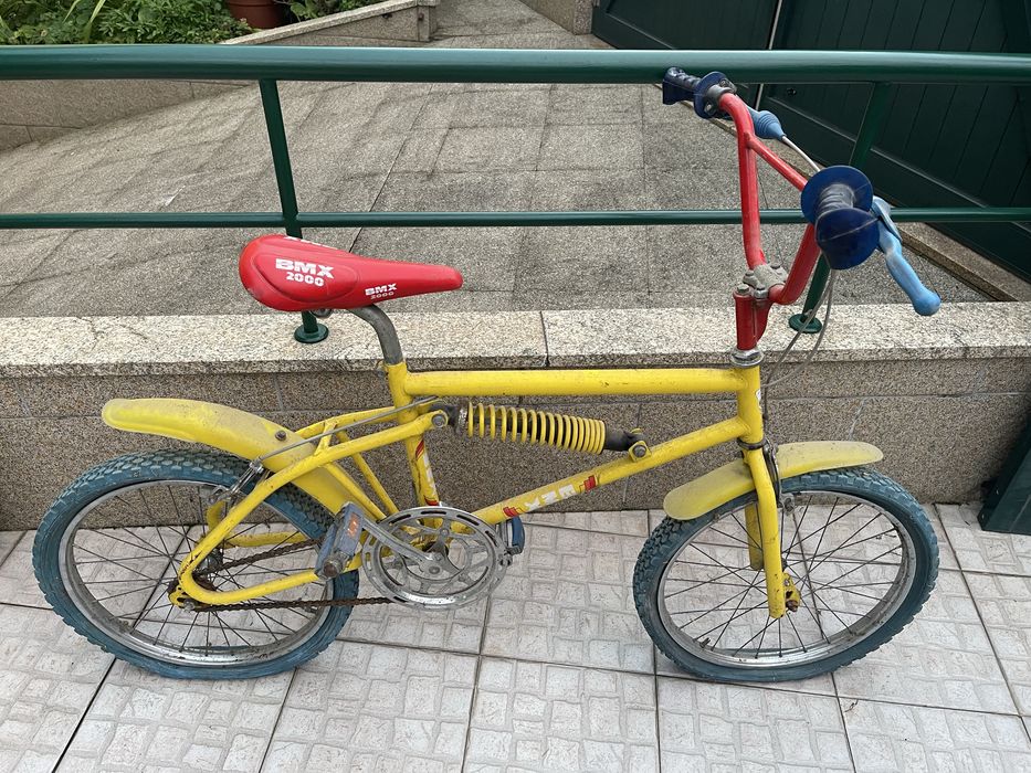 Bmx antiga colorida