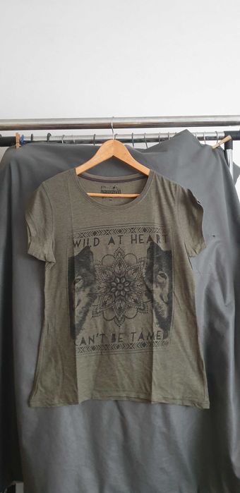 T-shirt verde com estampa de lobo