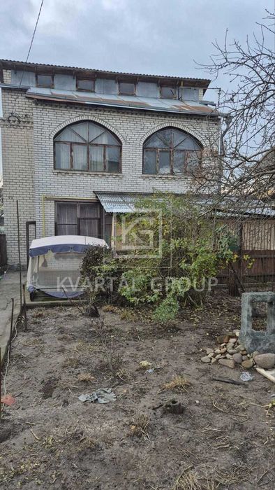 Продаж Домоволодіння у Києві- 10 соток землі, гараж, гостьовий будинок