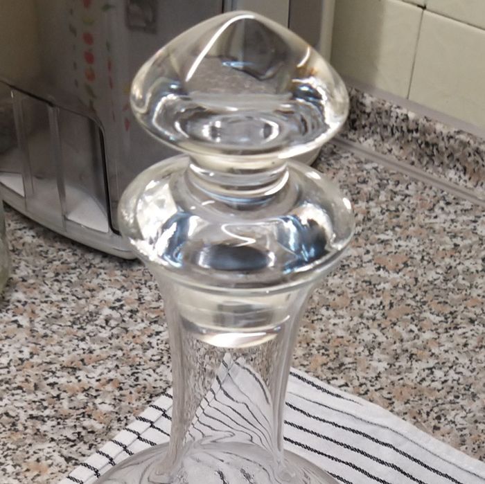 Garrafa de cristal, com tampa.