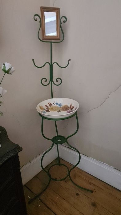 Hand-painted antique washbasin with mirror